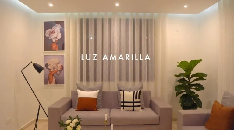 Electricista instalando luminaria LED en techo residencial en Valparaíso