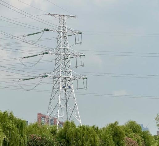 Uso de materiales de primera calidad y cumplimiento de normativas SEC en instalaciones