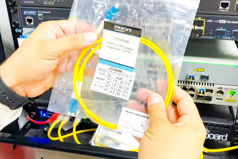 Cableado y conexión de equipos de red en rack: switches, routers y servidores