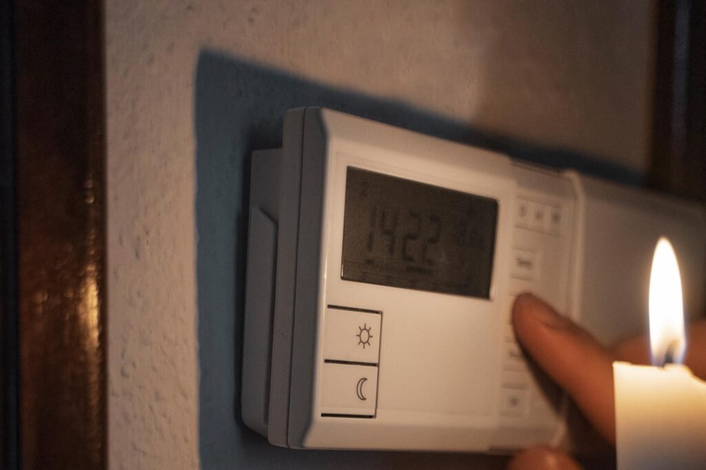 Técnico especializado localizando una falla a tierra o cortocircuito en una instalación