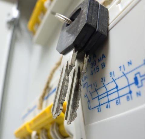 Electricista profesional planificando instalación eléctrica segura en Valparaíso