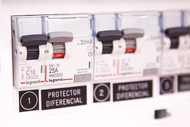 Servicio de mantenimiento eléctrico para fábricas y bodegas de gran escala