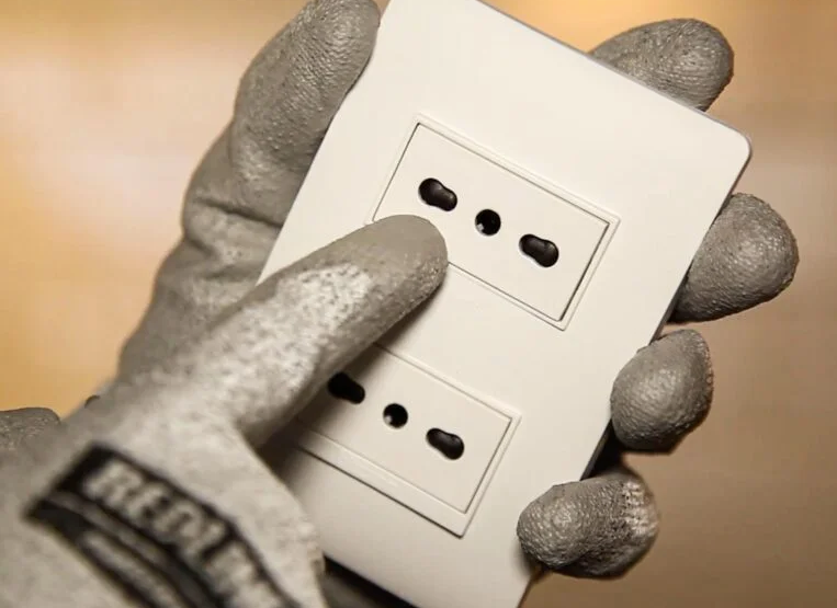 Instalación terminada de enchufe moderno y seguro en pared