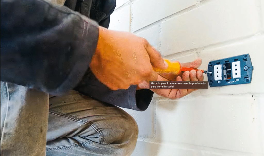 Servicio de instalación de enchufes con materiales de calidad y normas SEC
