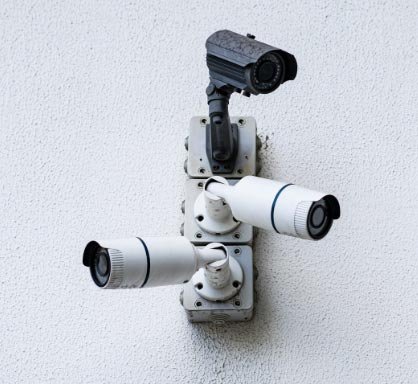 Sistema de circuito cerrado (CCTV) instalado mostrando múltiples vistas en monitor