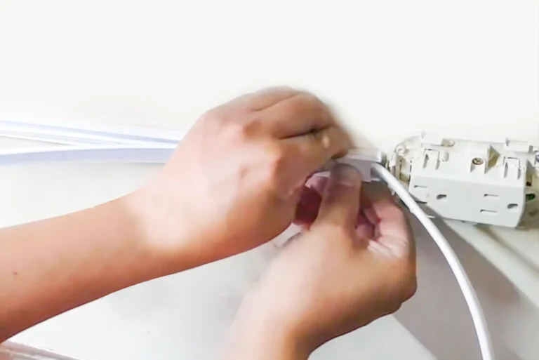 Instalación de bandeja portacables metálica y plástica para gestión de cables