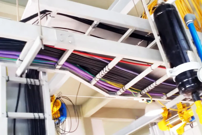 Montaje de escalerilla metálica portacables para instalaciones eléctricas industriales