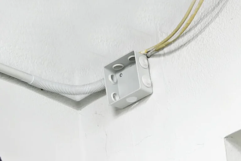 Instalación profesional de tubería EMT galvanizada y PVC para conduit eléctrico