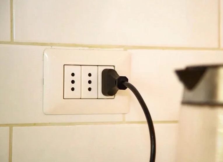 Electricista profesional instalando un enchufe seguro en Valparaíso