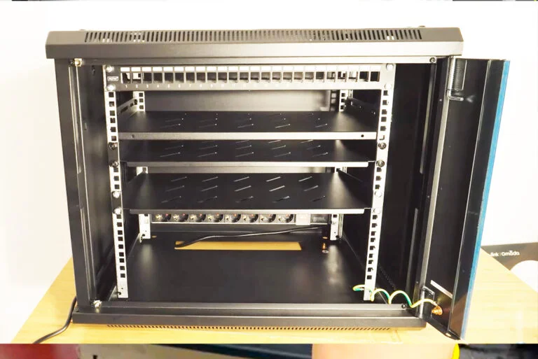 Instalación de bastidor rack 19" para organización de equipos de red y fibra óptica