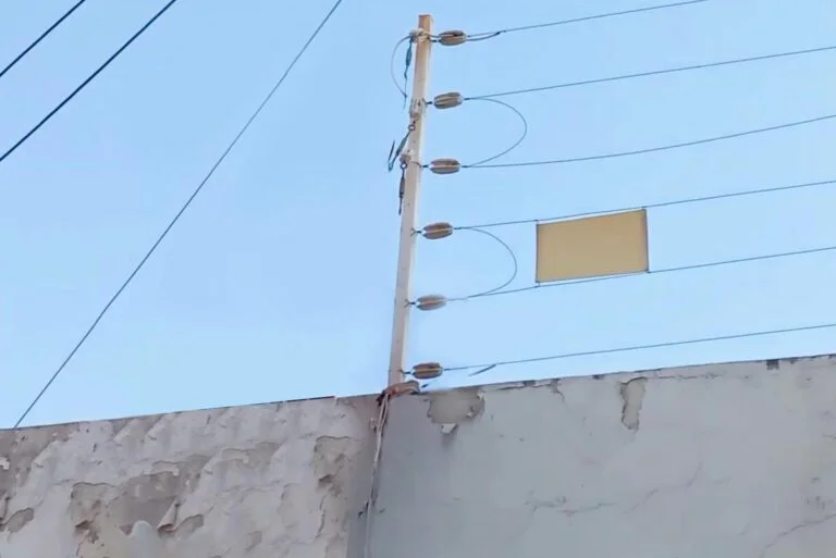 Electricista realizando mantención preventiva a instalación eléctrica en Valparaíso