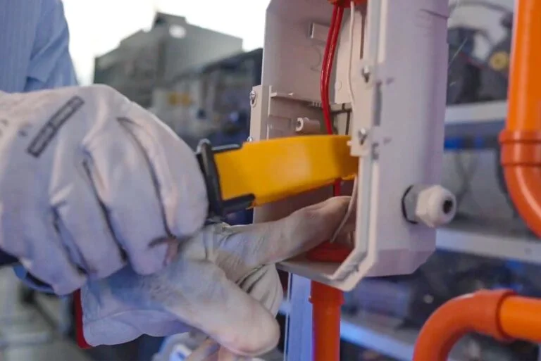 Reparación y actualización de componentes eléctricos en mantención correctiva