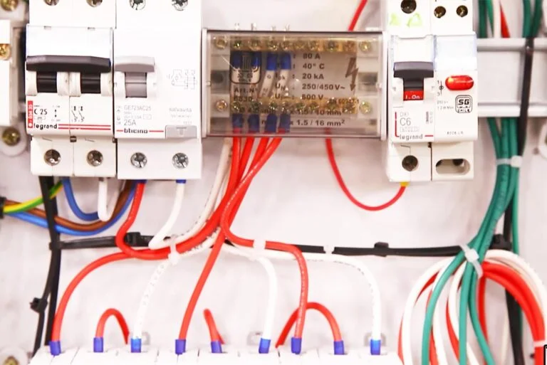 Mantenimiento eléctrico preventivo en tablero de fuerza industrial en Valparaíso